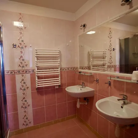 Edmar Nocleg ze śniadaniem 4*